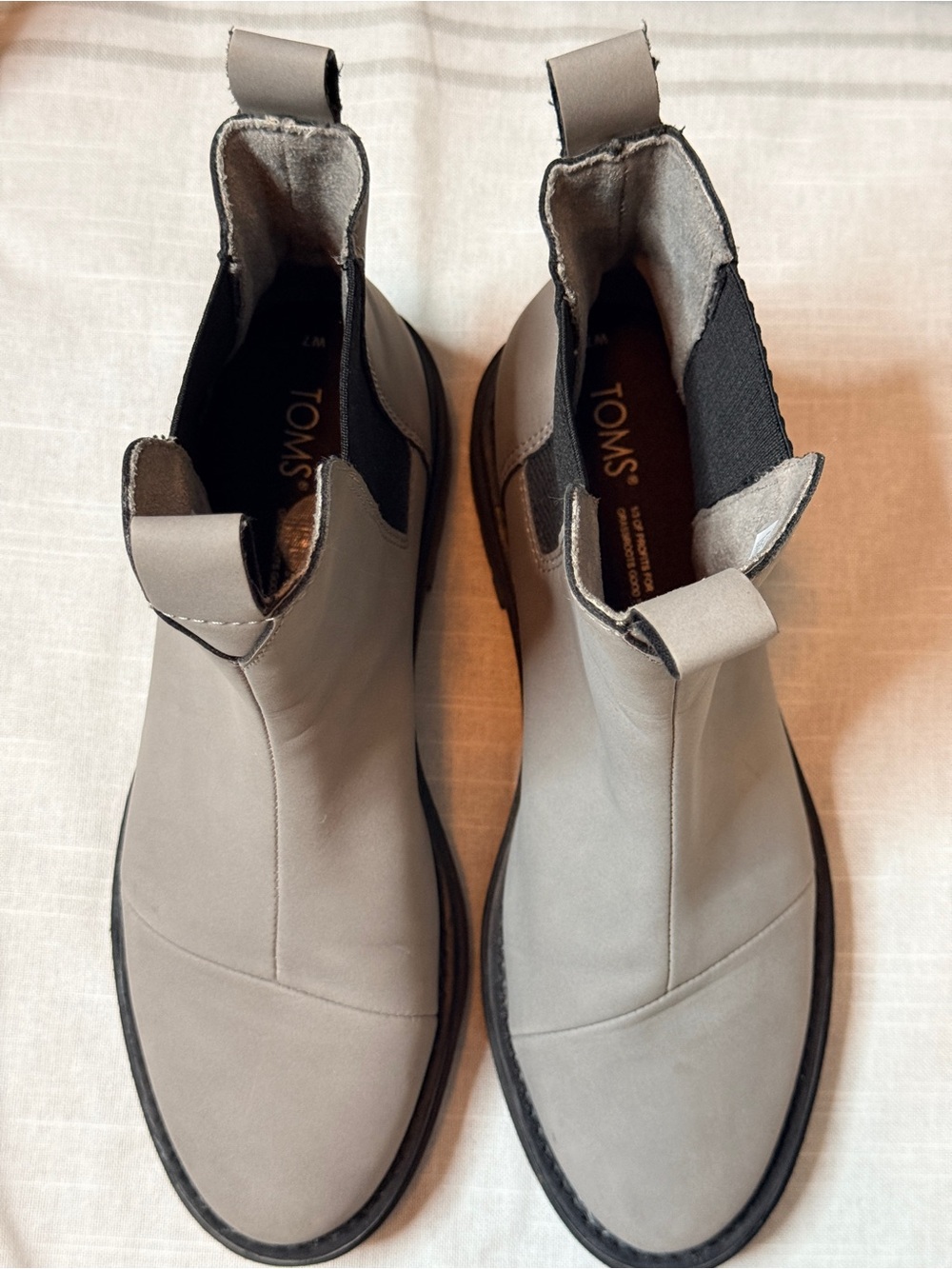 TOMS Skylar Cement Gray Chelsea Lug Sole Boots Size 7 EUC